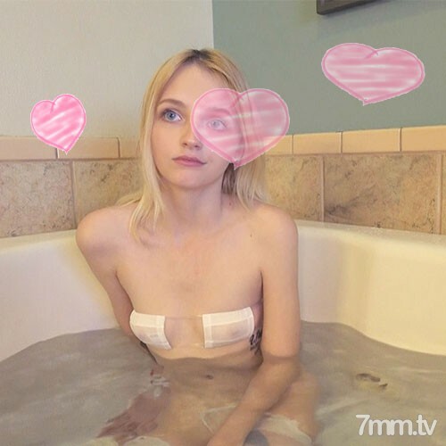 FC2-PPV-1048473 [Until 4/8] Creampie after playing with blonde play in the bath # Kate [Discount]